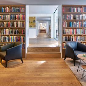 Library Bar, met ruim 4500 gesigneerde boeken van gasten die in het Ambassade hotel verbleven